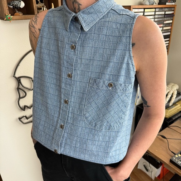💀 SOLD 💀 Vintage 80s Denim Sleeveless Embroidered Grid Button Down Shirt USA ~ S - Picture 2 of 8